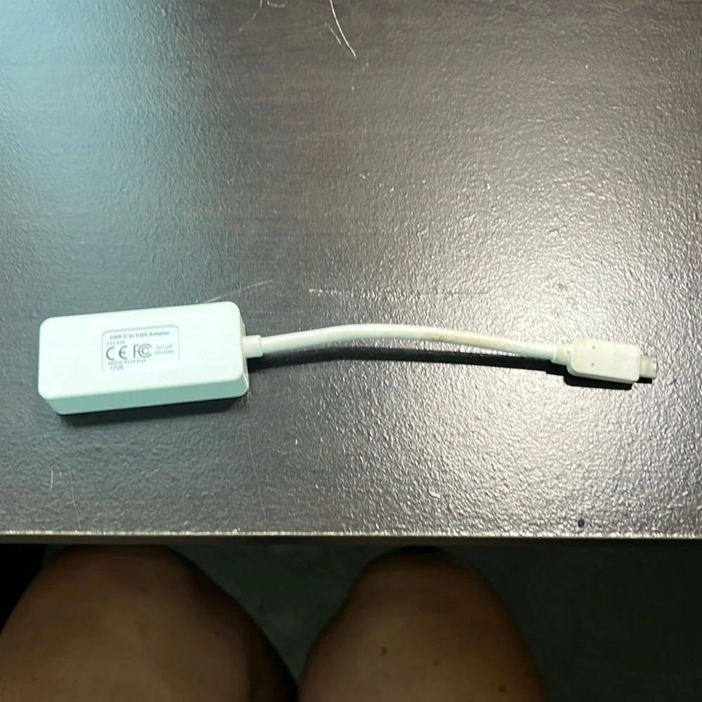 USB-c to VGA adapter